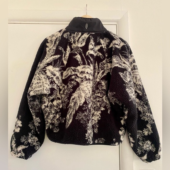 NWOT FREE PEOPLE Hit The Slopes Printed Fleece XS - Picture 7 of 8